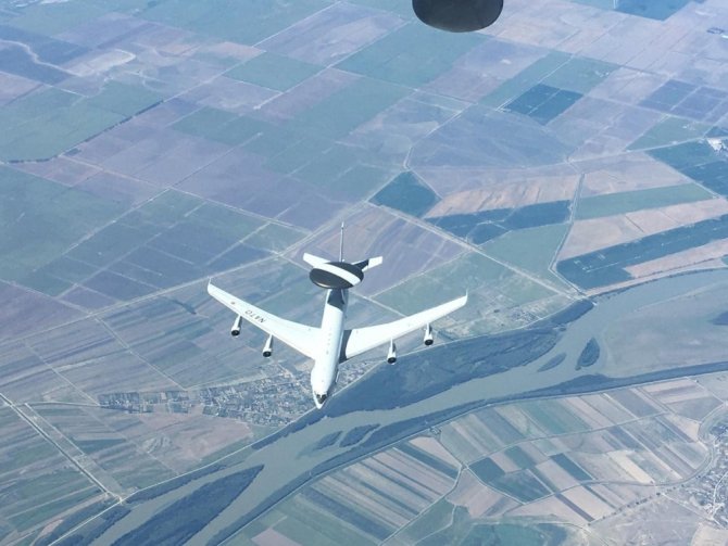 Milli Savunma Bakanlığı: “NATO’ya ait AWACS uçağına, Hava Kuvvetlerimize ait tanker uçağı tarafından Romanya üzerinde 23.000 feet irtifada yakıt ikmali yapıldı”
