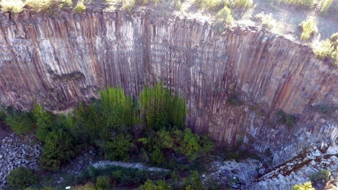 5 milyon yıllık altıgen prizma kayalık görenleri şaşırtıyor