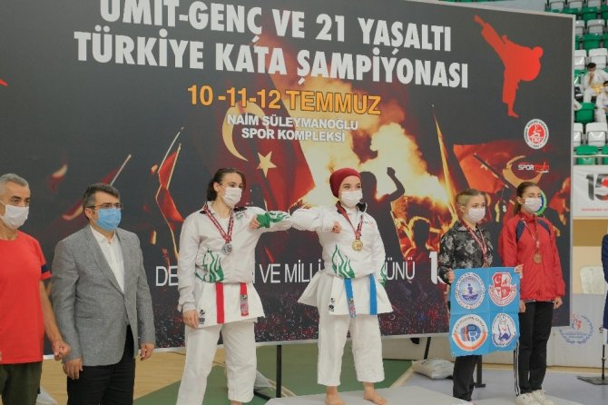 Başkan Aktaş’tan Türkiye şampiyonlarına madalya