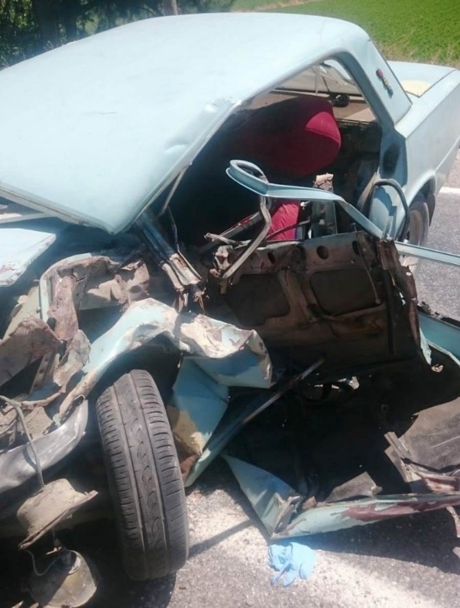 Aydın’daki kazada otomobil hurdaya döndü