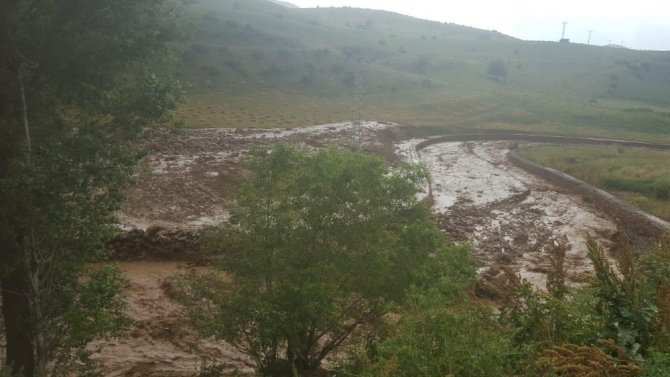 Bingöl’de yağış etkili, karantinadaki mezrayı sel bastı