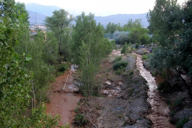 Erzincan’da sağanak yağış sele dönüştü