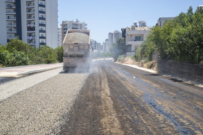 50. Yıl Mahallesi’nin 10 yıllık asfalt sorunu çözüldü