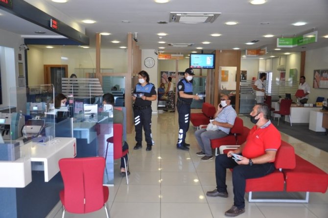 Banka personelleri ve müşteriler maske ve sosyal mesafe konusunda uyarıldı