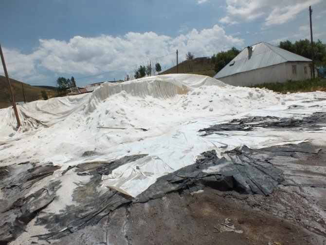 Şiddetli yağış ve dolu tuz üreticileriyle kavun tarlalarını vurdu