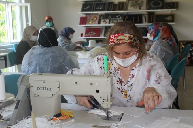 Kadınlardan, maske üretimi ile aile bütçesine katkı