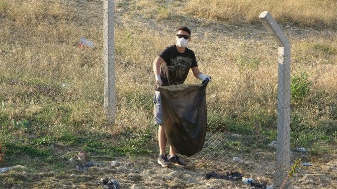 Vatandaşlar, piknik alanında 100 poşetten fazla çöp topladı