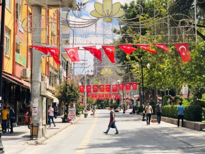 Kızıltepe’de 15 Temmuz öncesi meydanlar bayraklarla donatıldı