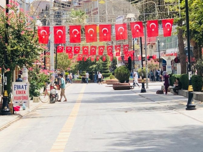 Kızıltepe’de 15 Temmuz öncesi meydanlar bayraklarla donatıldı