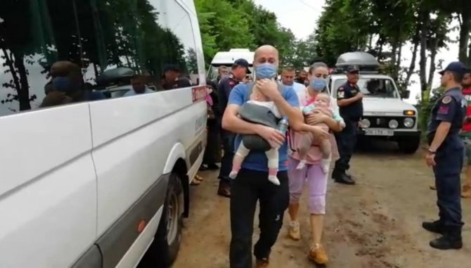 Ağaran Şelesi’nde mahsur kalan 3’ü bebek 49 kişi kurtarıldı