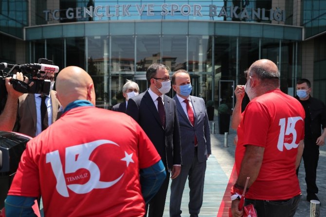 Bakan Kasapoğlu, motosikletçileri Gençlik ve Spor Bakanlığı’nda karşıladı