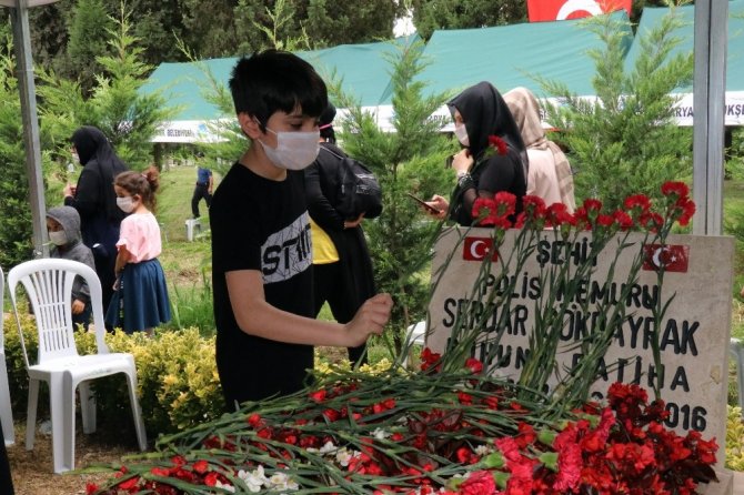 Hain darbe girişiminde şehit olan Özel Harekat Polisi Serdar Gökbayrak mezarı başında anıldı