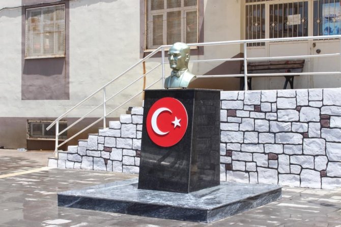 Uludere’deki Atatürk büstü yenilendi