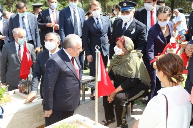 TBMM Başkanı Şentop, 15 Temmuz Demokrasi Şehitliği’ni ziyaret etti