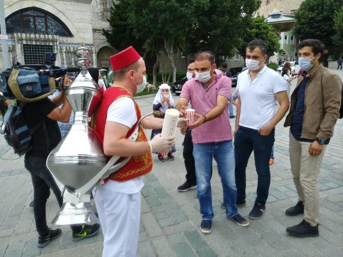 Vakıflar Bölge Müdürlüğü Sultanahmet’te 15 Temmuz şehitleri anısına halka şerbet dağıttı