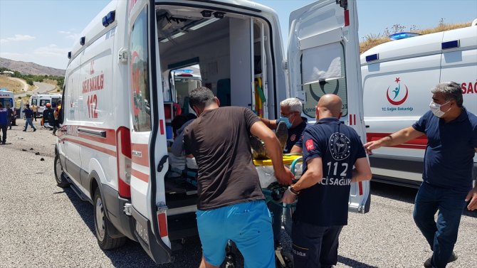 GÜNCELLEME 2 - Tunceli'de yolcu midibüsü ile cip çarpıştı: 3 ölü, 15 yaralı
