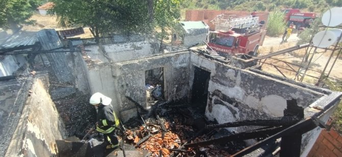 Köyceğiz’de ahşap ev küle döndü