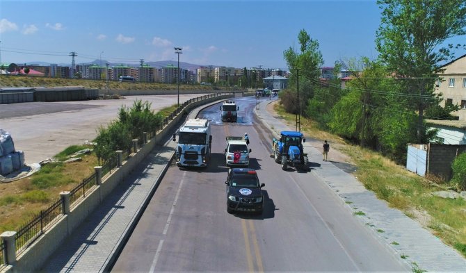 Tuşba Belediyesi cadde ve sokakları yıkadı