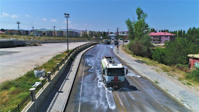 Tuşba Belediyesi cadde ve sokakları yıkadı