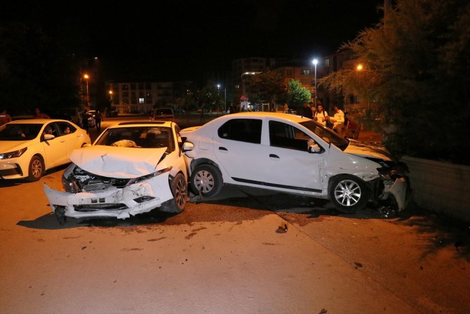 Elazığ'da iki otomobilin çarpıştığı kazada 6 kişi yaralandı