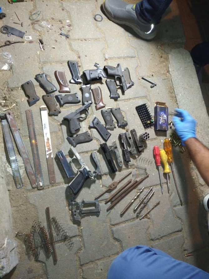 Polis ekipleri uyuşturucu ihbarı diye gitti, silah imalathanesi çıktı