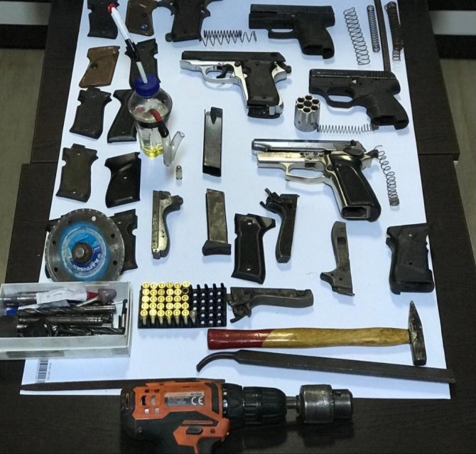 Polis ekipleri uyuşturucu ihbarı diye gitti, silah imalathanesi çıktı