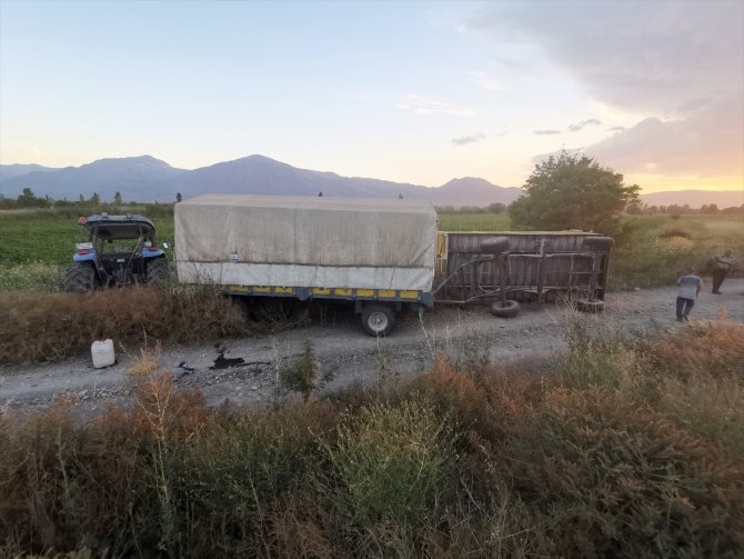 Erzincan'da şarampole düşen traktördeki 2 kişi yaralandı