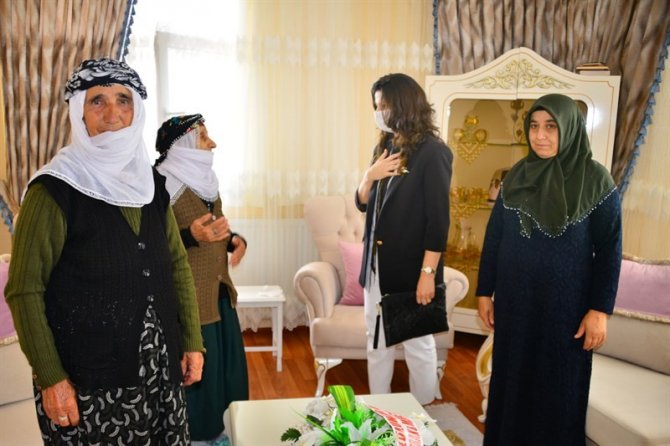 Vali Hüseyin Öner’in eşi Zehra Mine Öner, Şehit İnan Akçam’ın ailesini ziyaret etti