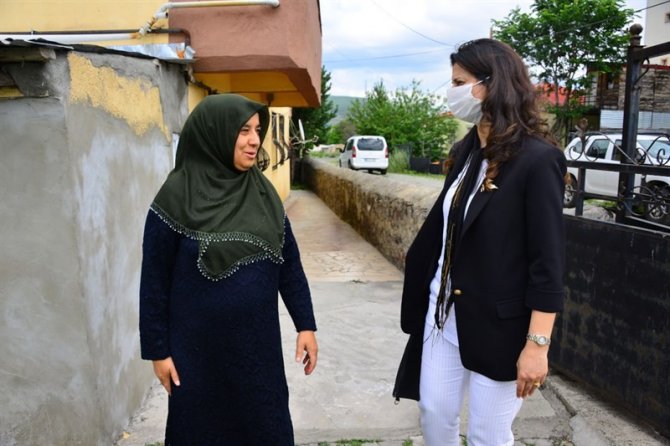 Vali Hüseyin Öner’in eşi Zehra Mine Öner, Şehit İnan Akçam’ın ailesini ziyaret etti
