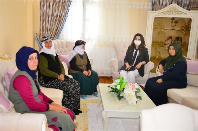 Vali Hüseyin Öner’in eşi Zehra Mine Öner, Şehit İnan Akçam’ın ailesini ziyaret etti