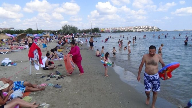 Silivri plajında sosyal mesafe unutuldu