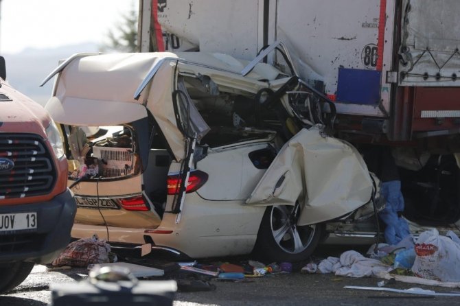 Otomobil güvenlik şeridndeki tıra çarptı: 5 ölü