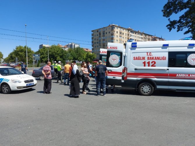 Kayseri’de iki araç kavşakta çarpıştı; 6 kişi yaralandı
