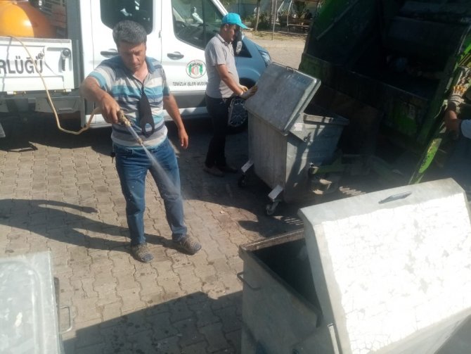 Karacasu’da çöp konteynerleri dezenfekte ediliyor