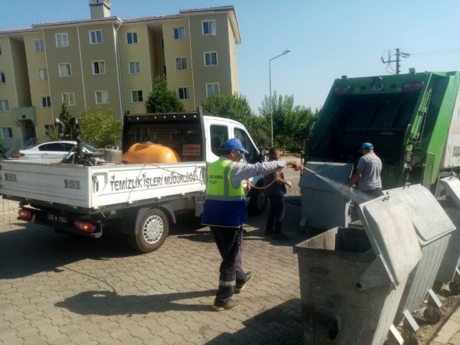 Karacasu’da çöp konteynerleri dezenfekte ediliyor