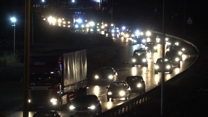43 ilin geçiş noktasında trafik yoğunluğu: Geri dönüş için yollara akın ettiler