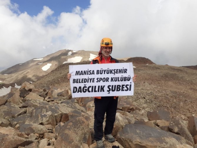 Manisalı dağcılar Süphan Dağının zirvesinde bayramı kutladı