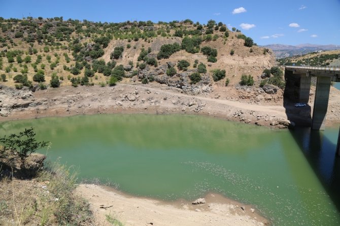 Gülistan, kodu 885 metreye düşürülen barajda aranıyor