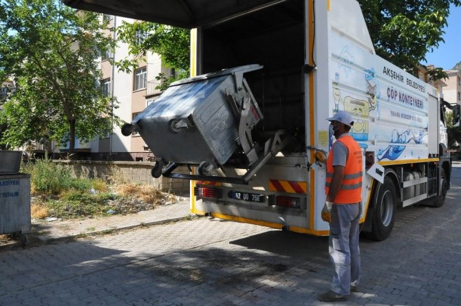 Akşehir’de çöp konteynerleri yıkanıp dezenfekte ediliyor