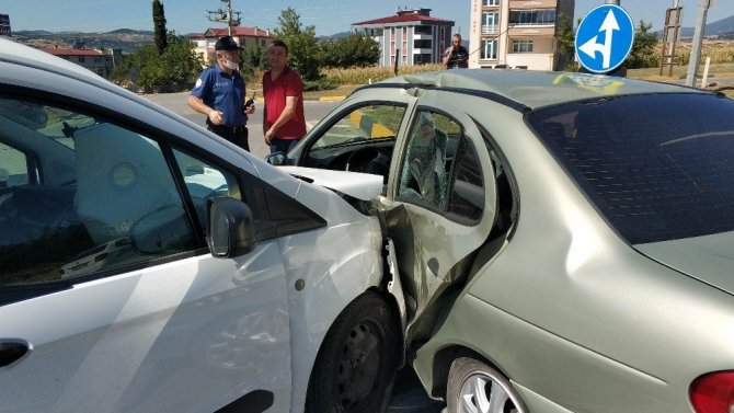 Samsun’da kavşakta iki otomobil çarpıştı: 5 yaralı