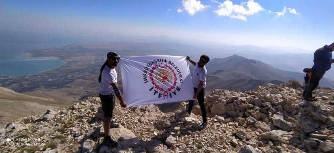 Van Büyükşehir Belediyesinin itfaiyecileri Ağrı Dağı’na tırmanacak