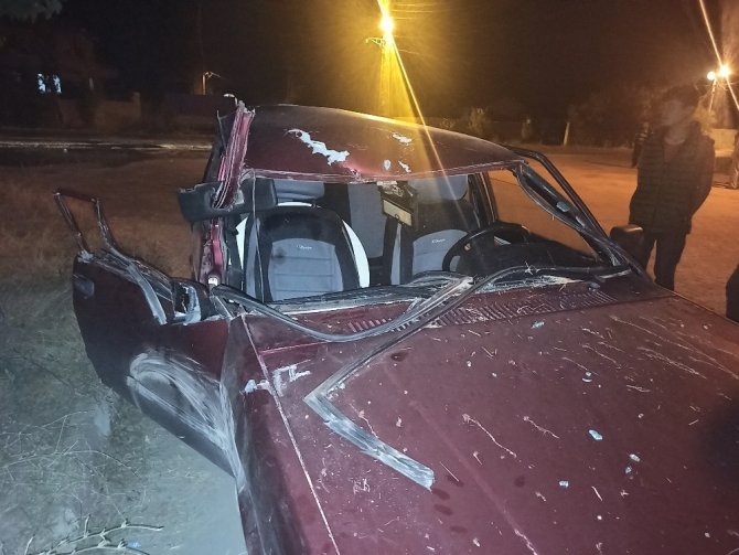 Traktöre bağlı römorka çarparak hurdaya dönen Tofaş’ta 3 kişi yaralandı