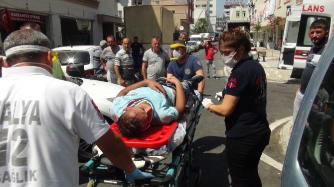 Antalya’da motosiklet otomobille çarpıştı: 1 yaralı