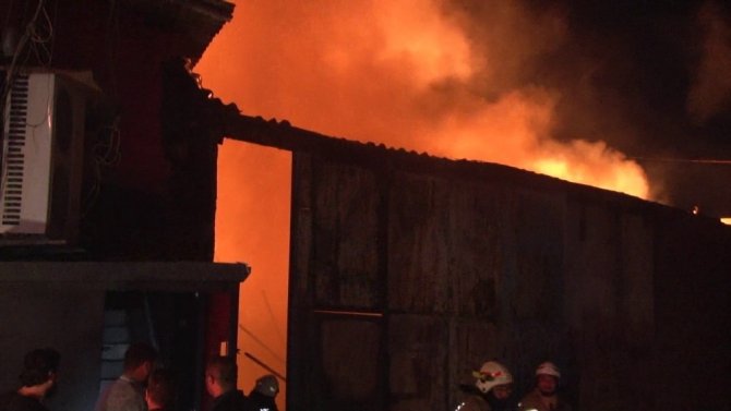 Geri dönüşüm deposundaki yangın bara sıçradı 80 kişi son anda kurtuldu