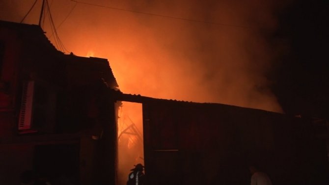 Geri dönüşüm deposundaki yangın bara sıçradı 80 kişi son anda kurtuldu