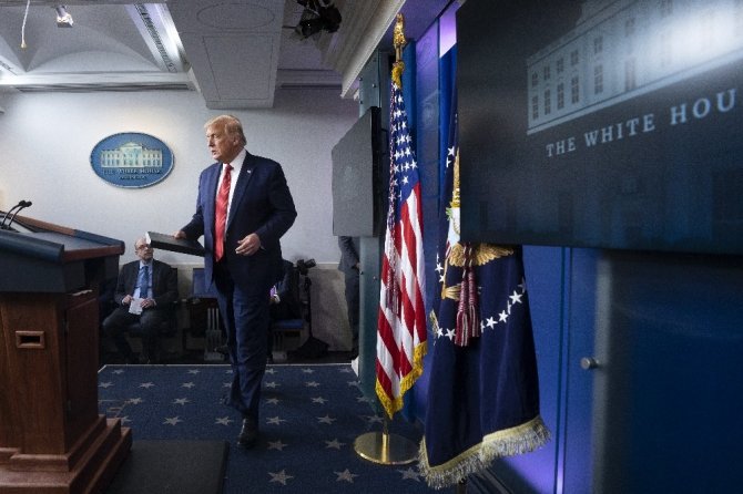 Trump, basın toplantısını yarıda kesti