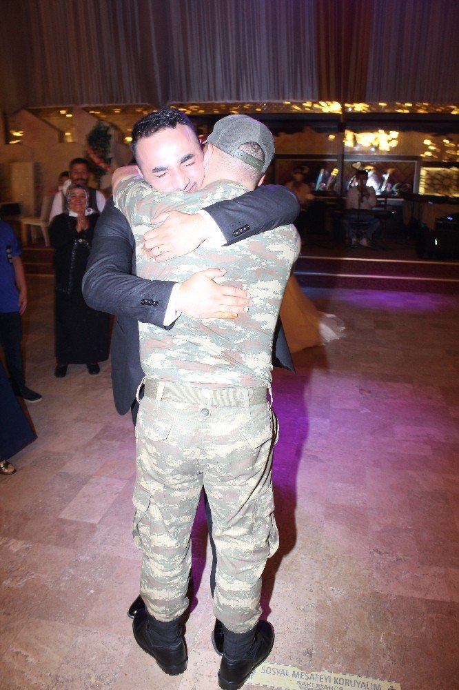 Abisinin düğününe üniformayla katılan asker, ailesini gözyaşına boğdu