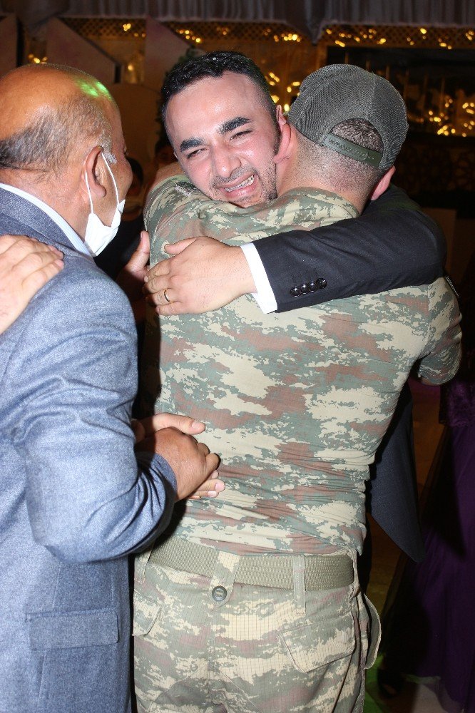 Abisinin düğününe üniformayla katılan asker, ailesini gözyaşına boğdu