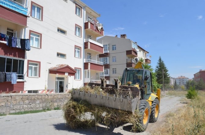 Bünyan’da temizlik apartman bahçelerinde devam ediyor