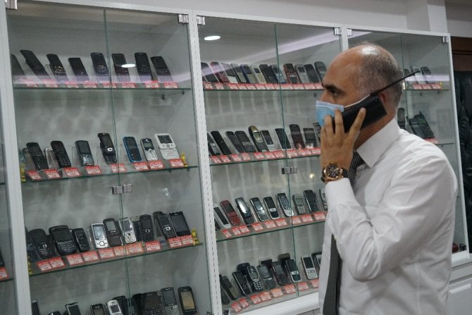Elazığ’daki telefon koleksiyonu görenleri hayrete düşürüyor